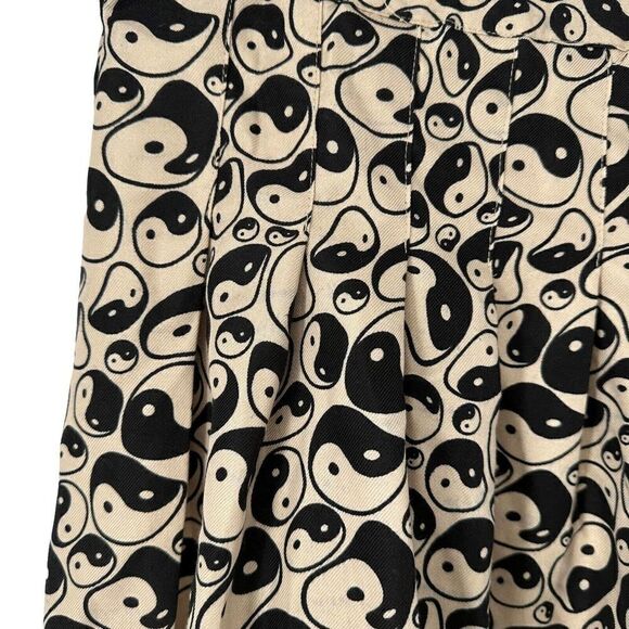 Yin Yang Mini Skirt Pleated Y2K Rue 21 Plus Black Cream Size 1X NEW Alternative - Picture 3 of 6